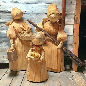 VINTAGE HANDMADE CORNHUSK MOM & DAUGHTERS WORKING AT THE FARM